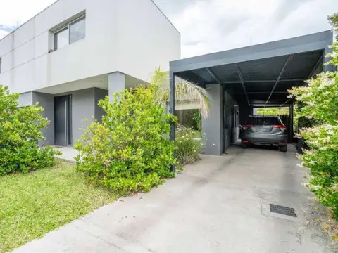 Casa en Venta con 2 cocheras