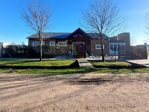 Chalet en esquina en venta en Funes Norte | 3 dormitorios | Suite y parrillero