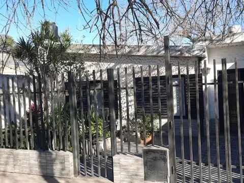 Casa 2 dormitorios. Felipe More 1800 con patio