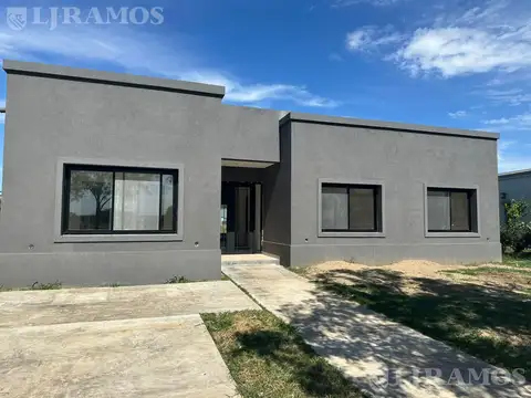 Casa en Una Planta a espejo de agua Canton Islas PG