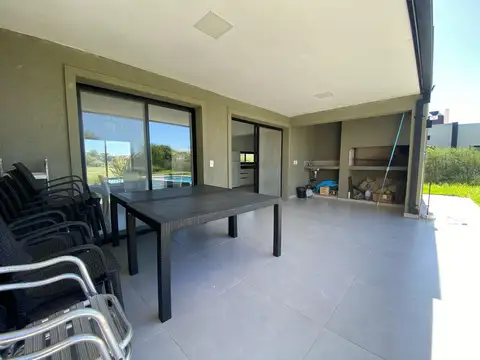 Casa 4 ambientes con 2 baños