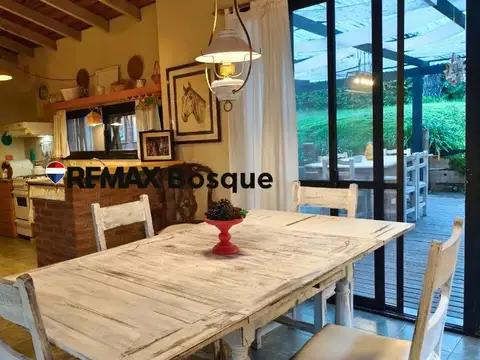 Casa en Alquiler con 1 cochera