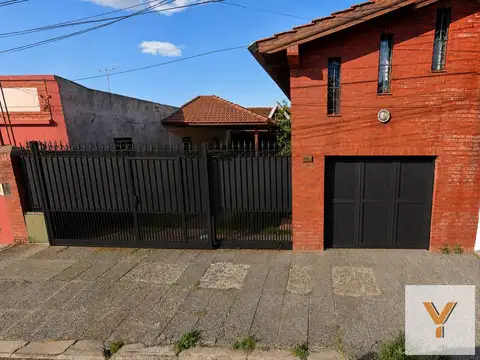 Casa de 250 m² con 5 dormitorios, suite y 2 cocheras en Berazategui