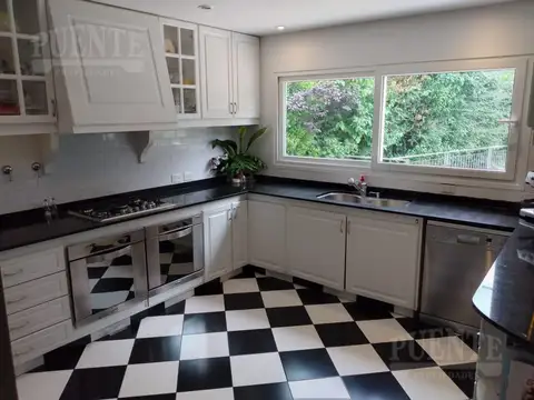 Casa 5 ambientes con 3 baños