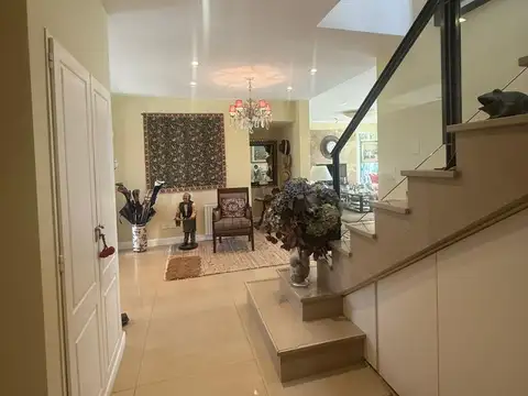 Casa en Venta con 4 cocheras