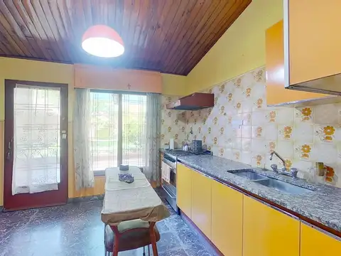 Casa 4 ambientes con 2 baños
