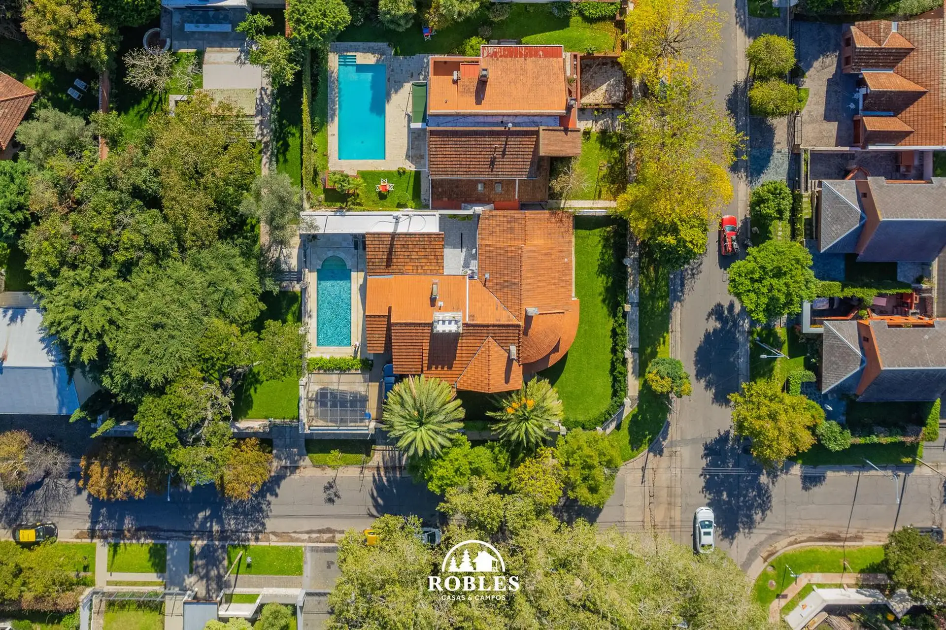 Residencia en excelente esquina del barrio Los Troncos