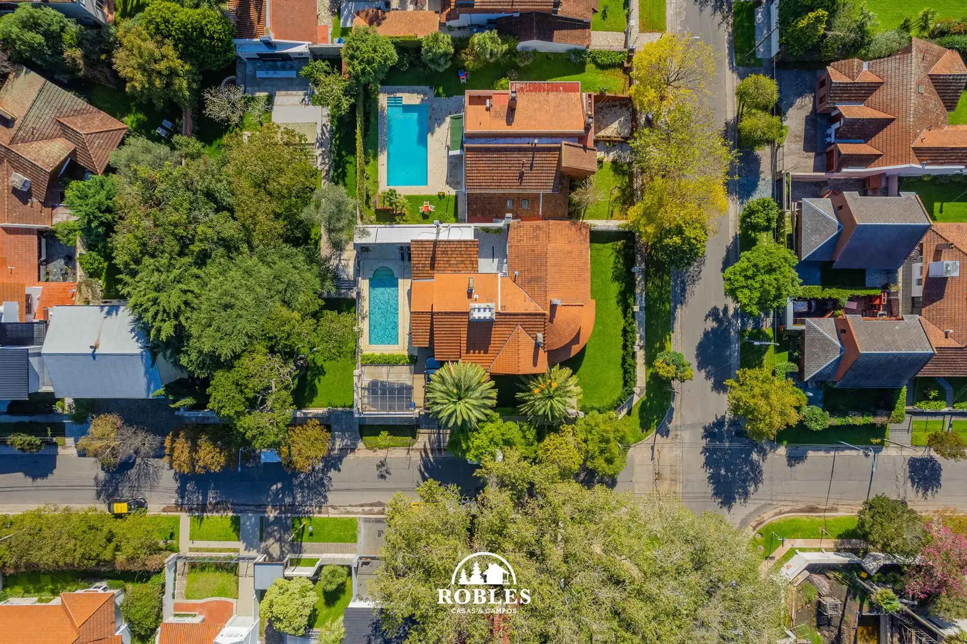 Residencia en excelente esquina del barrio Los Troncos