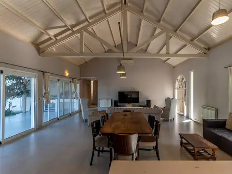 Casa 6 ambientes con 4 baños