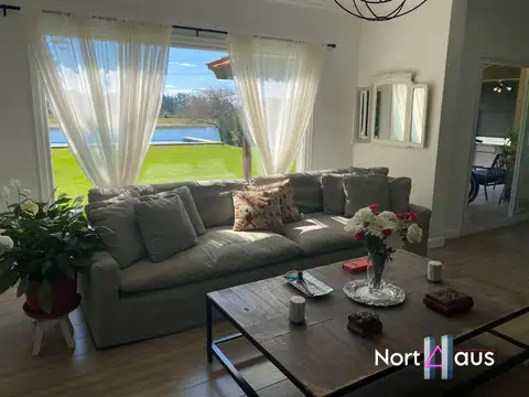 Casa 9 ambientes con 2 baños