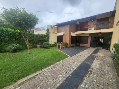 Jardín al Frente y Fondo de La Casa - Pileta - Galería con Parrillero