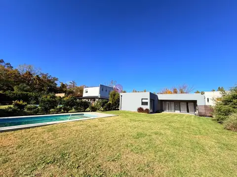 Casa  en Alquiler en Santa Guadalupe, Pilar del Este, Pilar