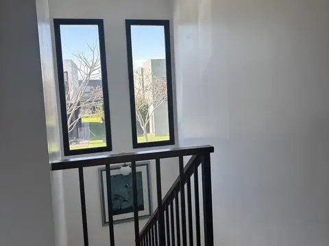 Casa en Alquiler con 2 cocheras
