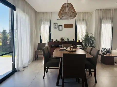 Casa en Alquiler con 2 cocheras