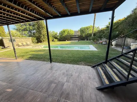 Casa 8 ambientes con 2 baños