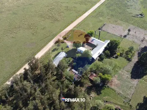 Chacra de 9 hectáreas con múltiples construcciones