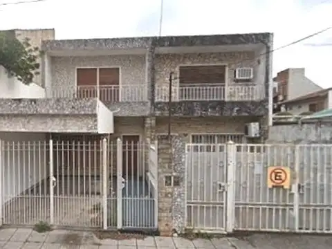 Hermoso DUPLEX  2 Ptas. 3 habitaciones - 3 Baños - Garaje descubierto, fondo libre Ideal actualizar estado original