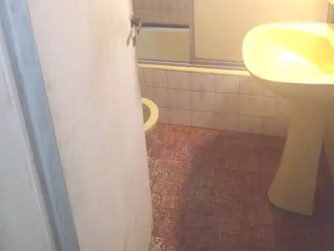 Hermoso DUPLEX  2 Ptas. 3 habitaciones - 3 Baños - Garaje descubierto, fondo libre Ideal actualizar estado original