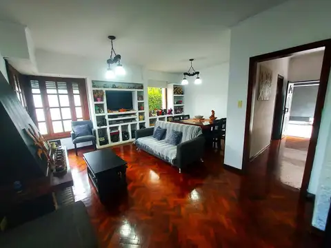 Venta Casa 8 Ambientes con cochera para 4 autos  en Hurlingham