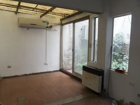 Depto. de 2 ambientes con 2 patios.