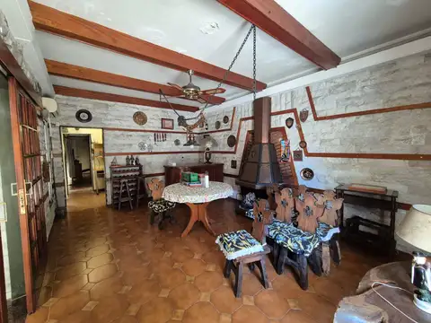 Casa 8 ambientes con 2 baños