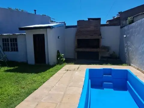 Casa en Alquiler con 2 cocheras