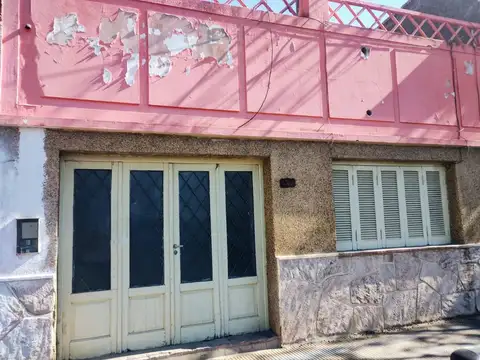 SE VENDE PROPIEDAD SOBRE AV HIPÓLITO YRIGOYEN