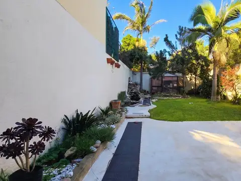 Venta de Casa lote propio con Jardin y cochera en Agronomia