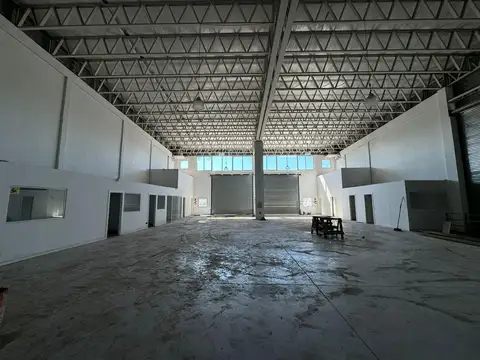 2 Locales Industriales / Comerciales c/ Estacionamiento -550 m² Cub. s/ Avenida -  Villa Luzuriaga