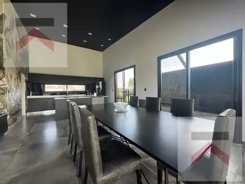 Casa en Alquiler con 2 cocheras