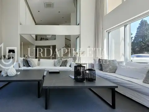 Casa en Venta con 2 cocheras