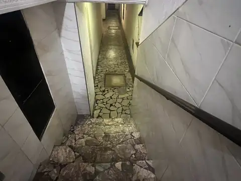 A metros de Pellegrini - Acceso por escalera