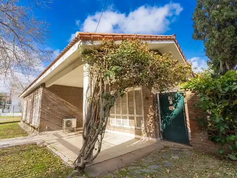 Casa 8 ambientes con 2 baños
