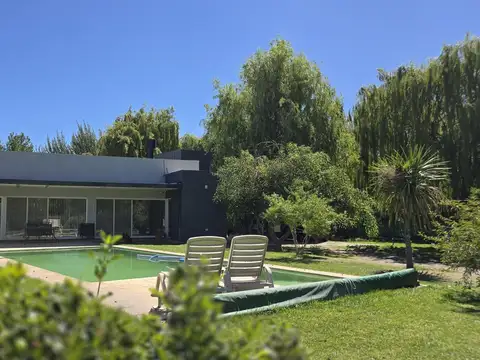 Casa Nivel Gerencial AMPLIA Y MODERNA - 5 dormitorios - Lote de 4900 m2 - Cipolletti
