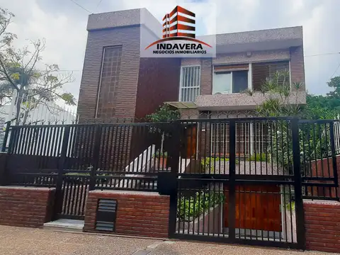 Casa de 4 amb con 3 cocheras. Quincho. Jardín. ASCENSOR *PERMUTA* APTO CRED- El Palomar