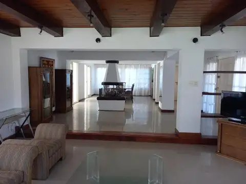 Casa 5 ambientes con 4 baños