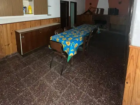 Casa 6 ambientes con 2 baños