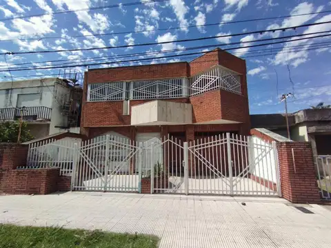 Venta casa de 2 plantas con 3 dormitorios y cochera, barrio Saladillo, Rosario
