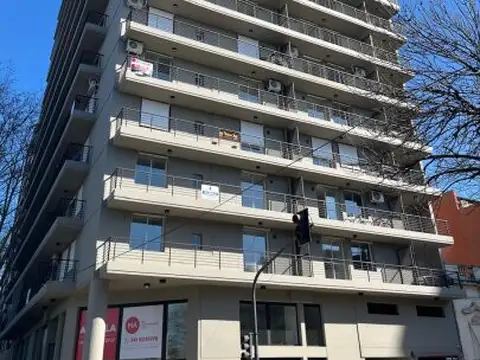 UN DORMITORIO CON BALCON  + AMENITIES