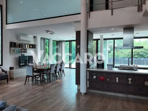 Casa en Venta con 4 cocheras