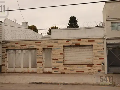 Venta Casa 5 ambientes a reciclar con Patio y fondo Garage en Banfield Este