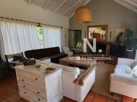 Vende casa de 2 dormitorios, con excelentes espacios en el Tesoro.
