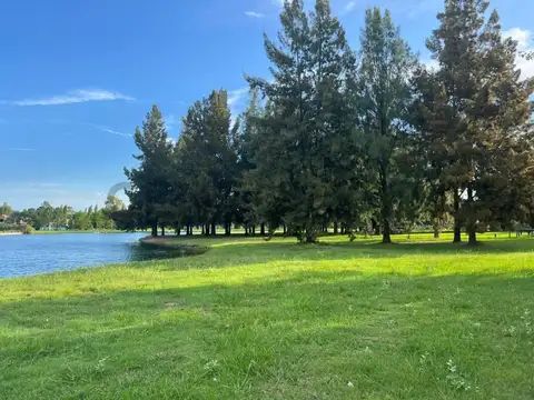 Miralagos lote con fondo a la laguna principal. Tiene escritura