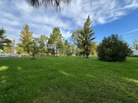 Miralagos lote con fondo a la laguna principal. Tiene escritura