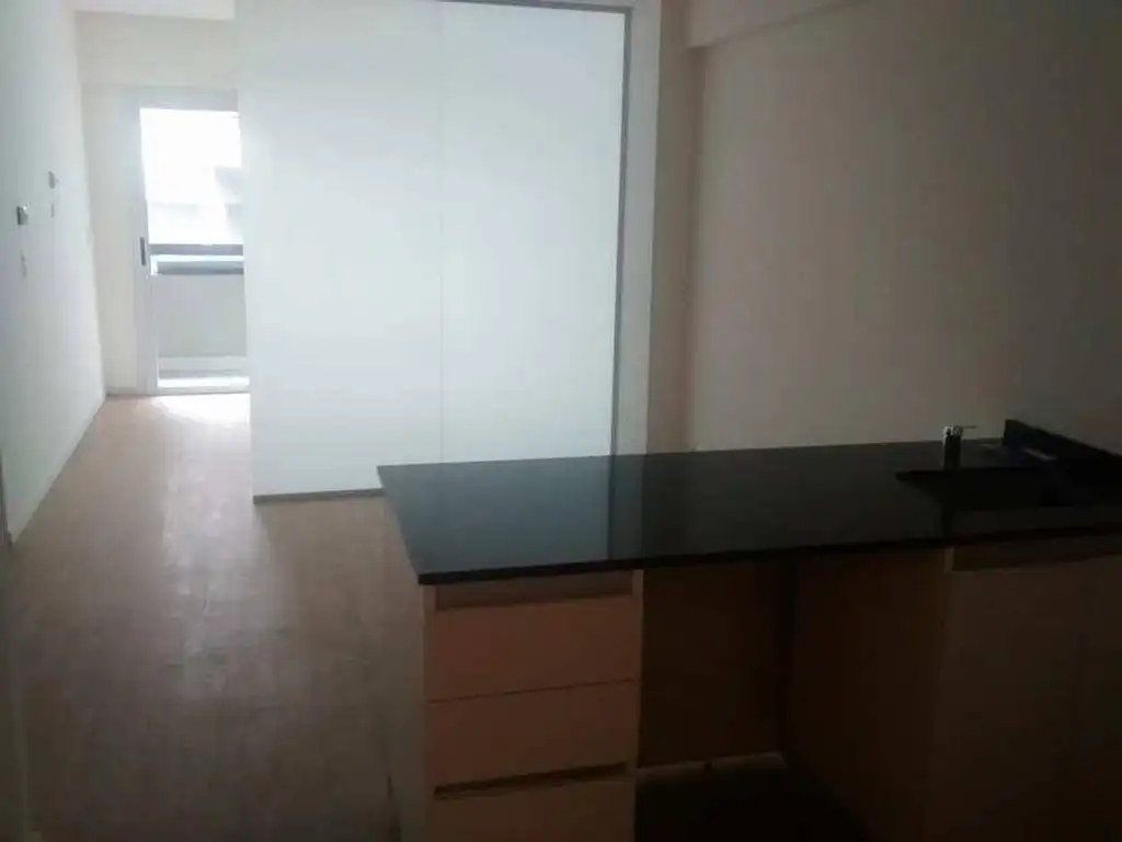 Ricardo Balvin 2500, Piso 1