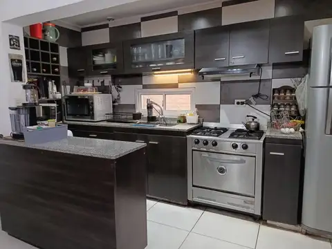 VENTA CASA / 4 DORMITORIOS / PILETA