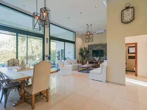 Casa en Venta con 3 cocheras