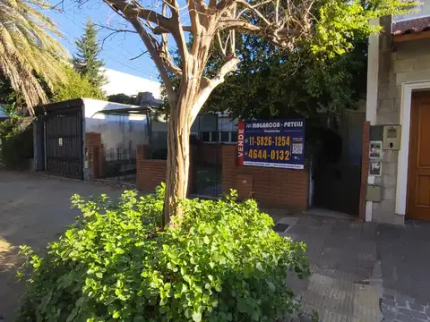 CASA CON 3 DEPTOS Y GRAN FONDO LIBRE A RECICLAR