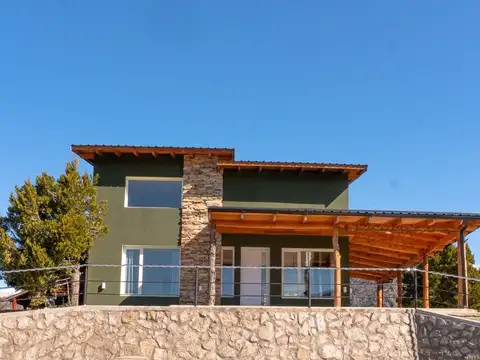Casas con vista al lago y las montañas