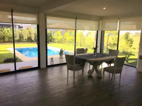 Casa 4 ambientes con 4 baños